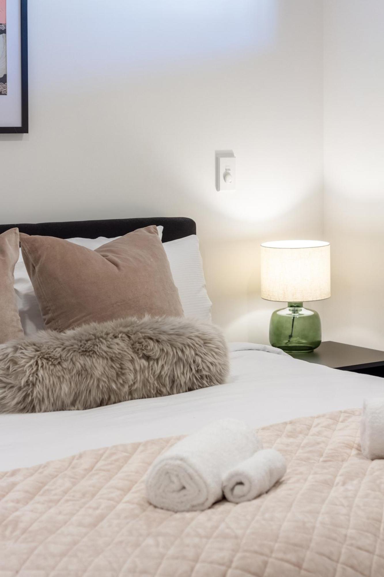 Cozy 1-Bed Apartment With Park Views, Sleeps 4 Christchurch Kültér fotó