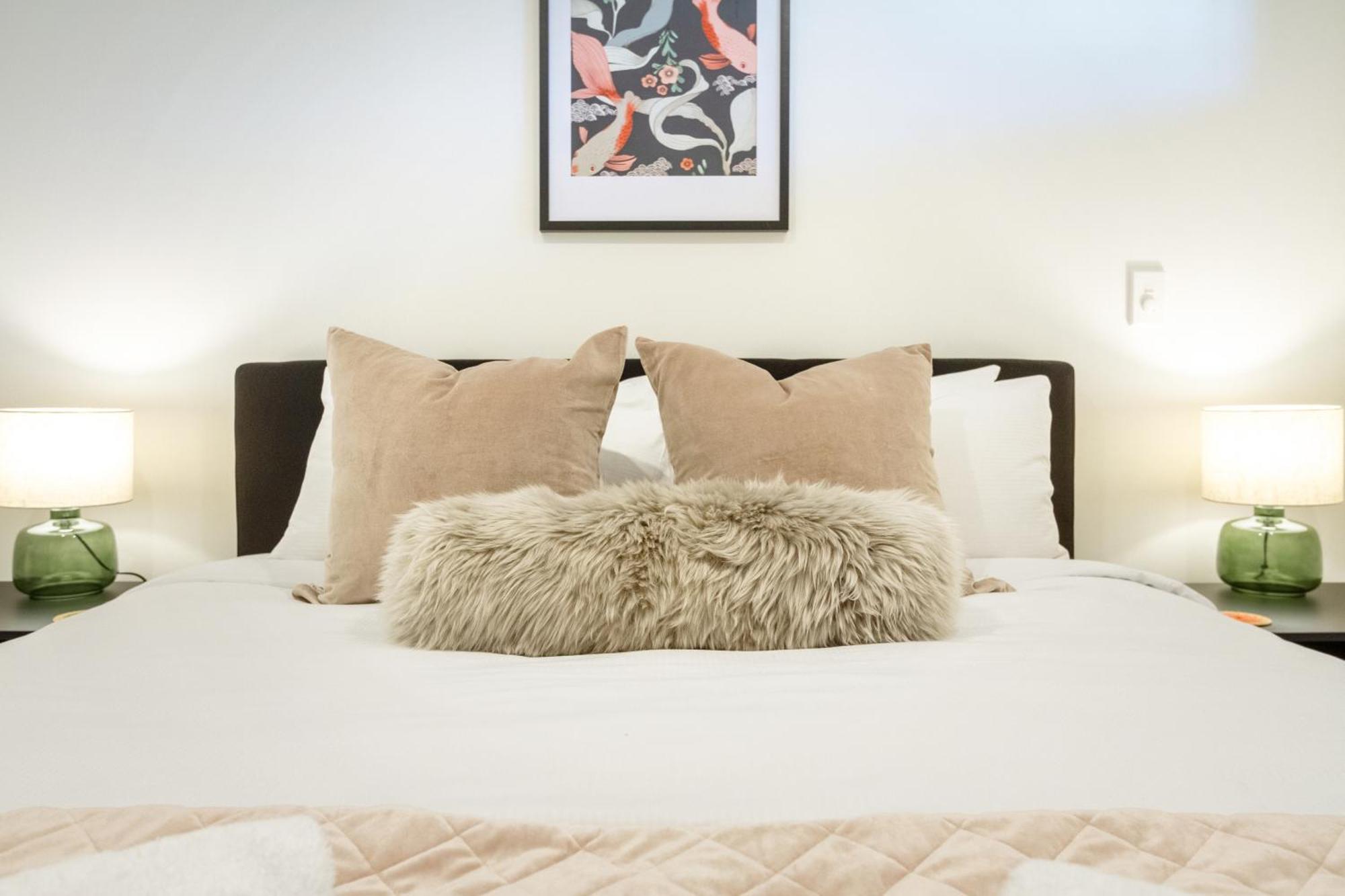 Cozy 1-Bed Apartment With Park Views, Sleeps 4 Christchurch Kültér fotó