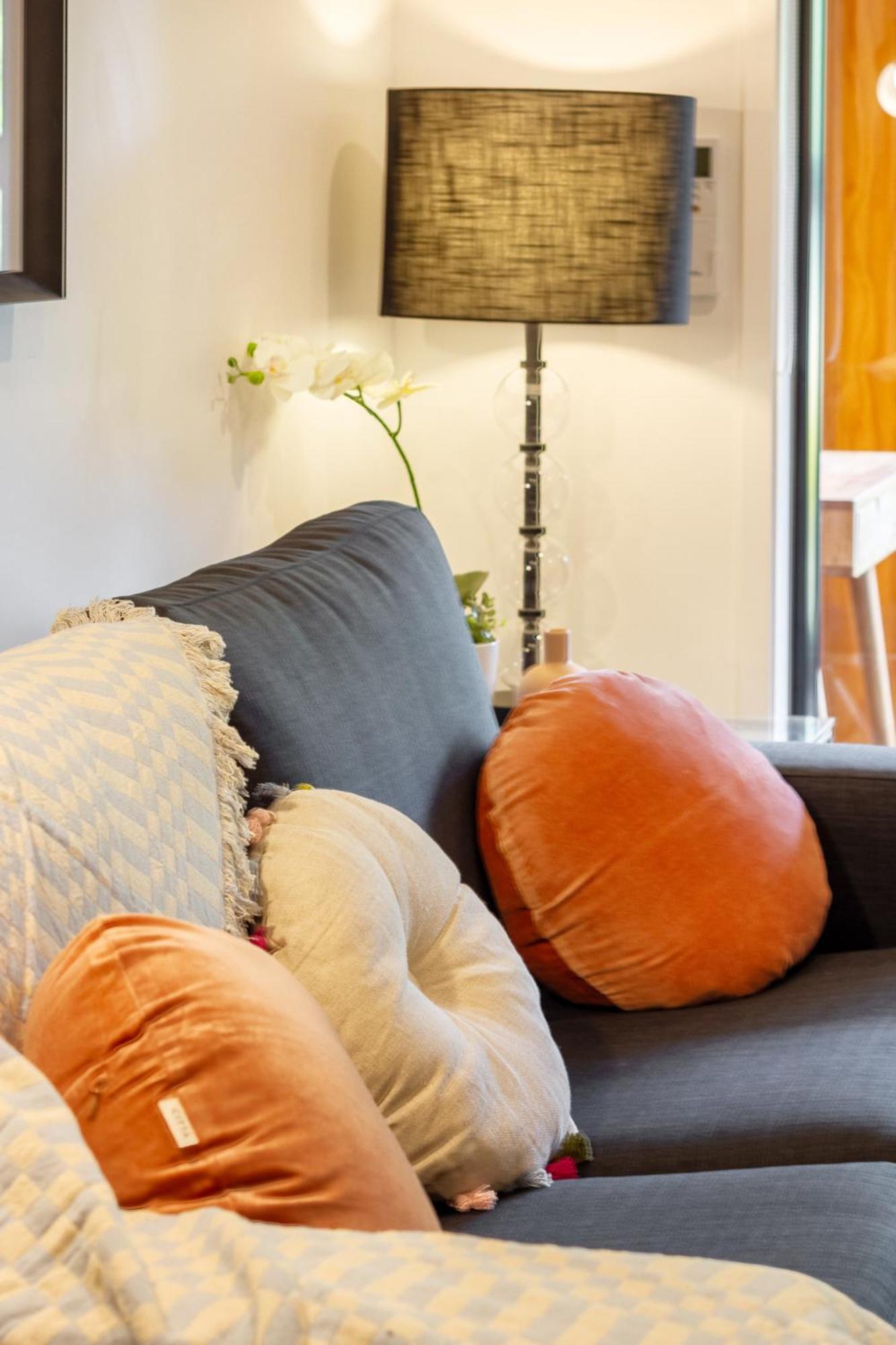 Cozy 1-Bed Apartment With Park Views, Sleeps 4 Christchurch Kültér fotó