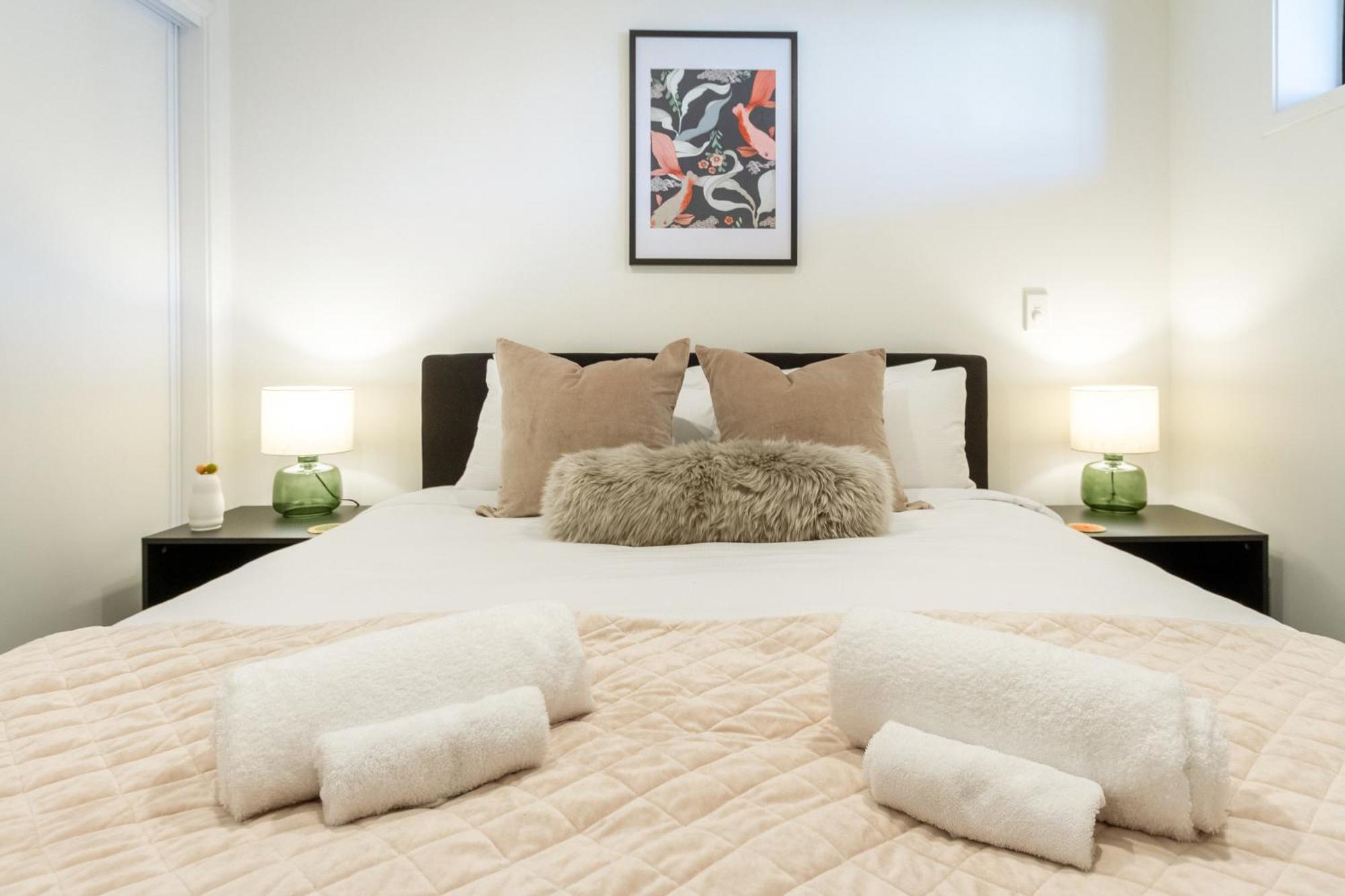 Cozy 1-Bed Apartment With Park Views, Sleeps 4 Christchurch Kültér fotó