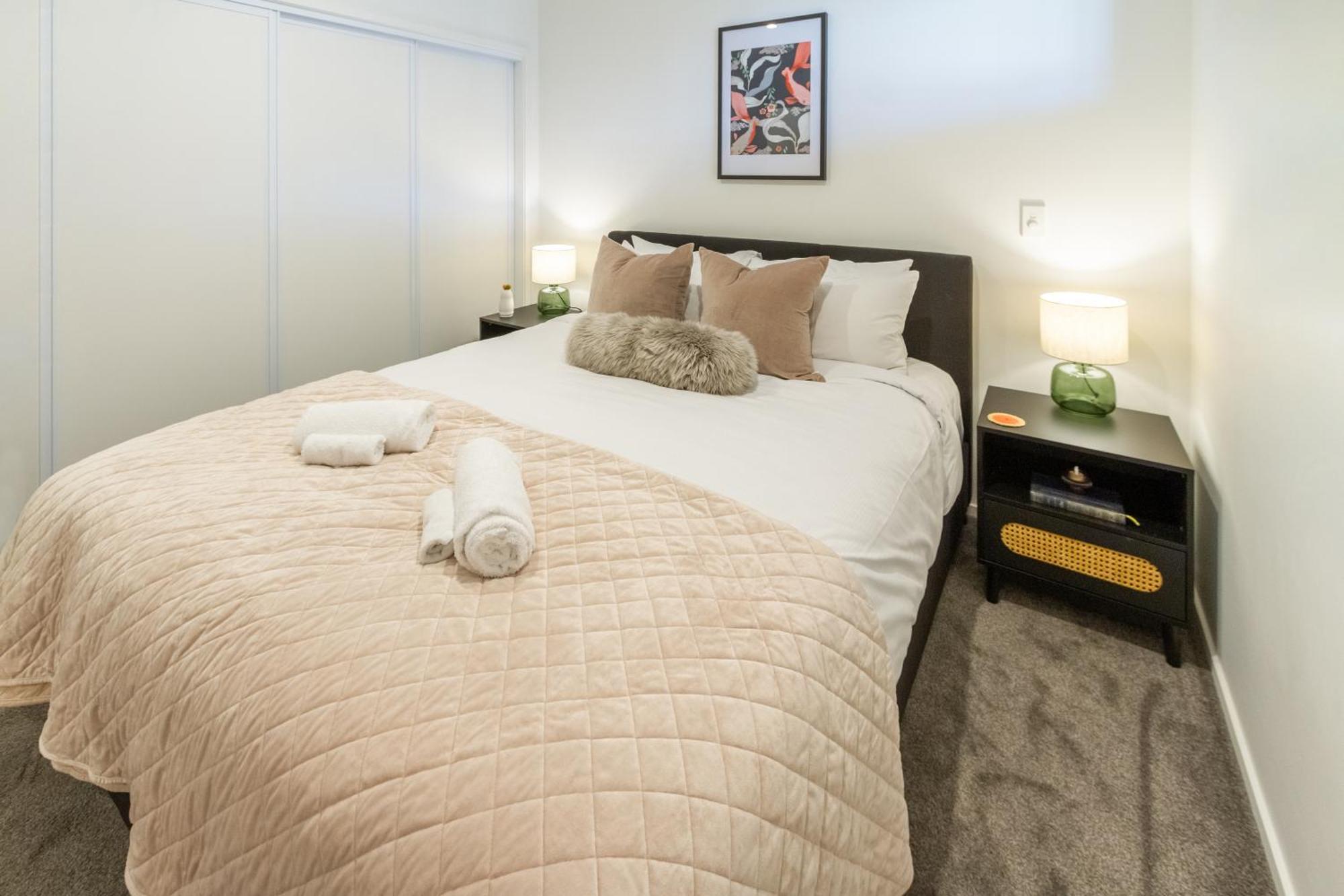 Cozy 1-Bed Apartment With Park Views, Sleeps 4 Christchurch Kültér fotó